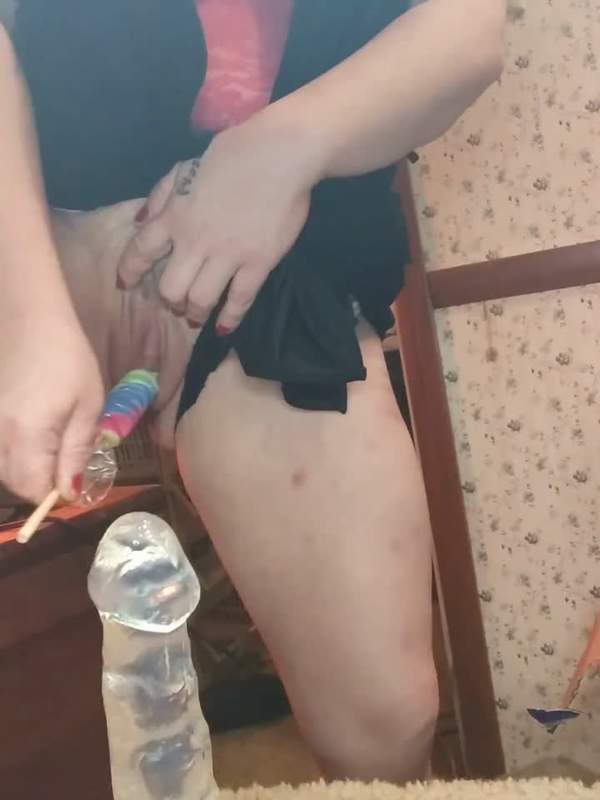 Lollipops und ein dicker Dildo - analer Porno mit einer geilen Blondine