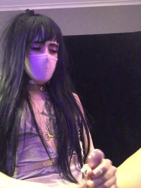 Und da bläst sie - verführerischer Transvestit mit Maske bläst dir den Schwanz ab