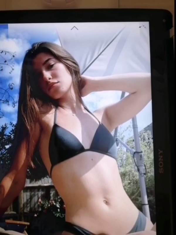 Teen mit Brille Masturbiert vor der Kamera