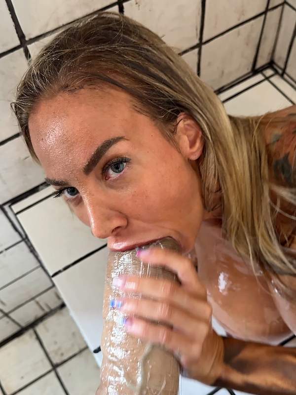 XXL FOOT FETISH - Blonde Göttin mit weichen Sohlen und rosa Zehen - Nathaly weiß genau wie man sich verwöhnen lässt