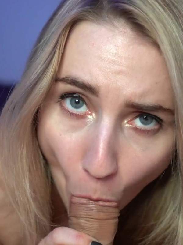 Blondes Stiefschwester lutscht ihm den Schwanz POV