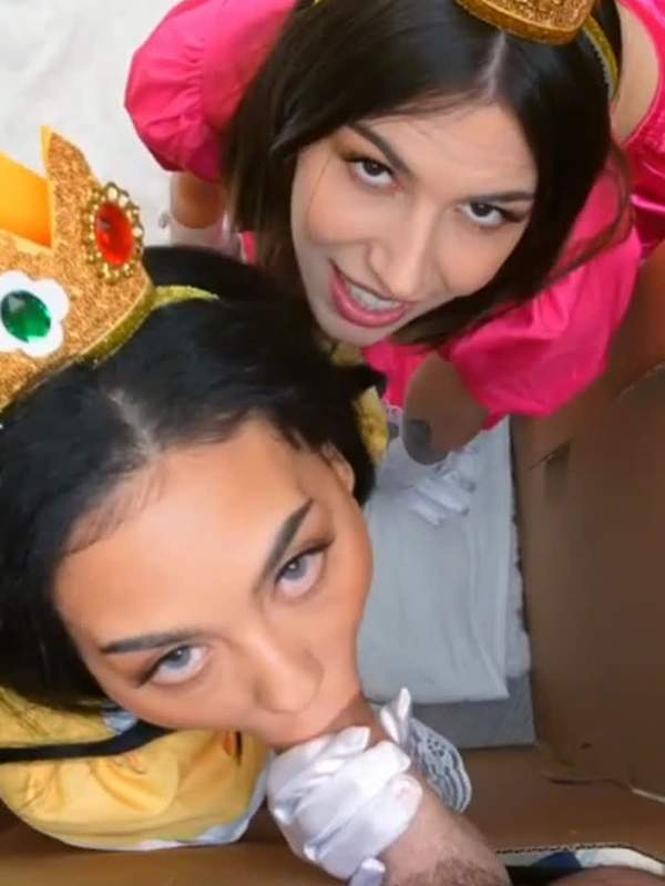 Prinzessin reitet den großen Schwanz im Teenager Cosplay