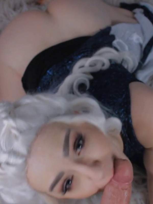 Cosplay Königin lutscht Schwanz wie ein Bonbon