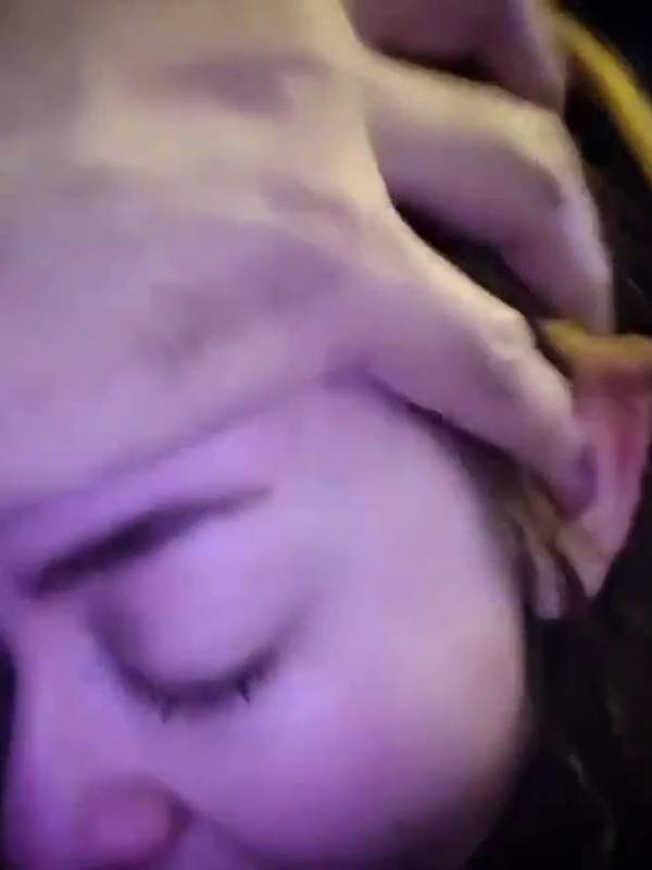 Miley Cyrus lutscht tief und bekommt ein Gesicht voll mit Sperma