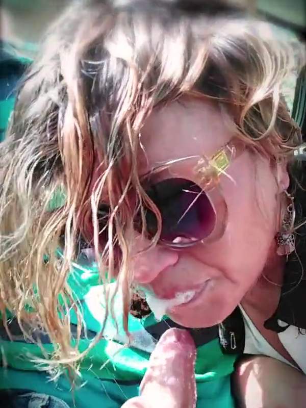 Amateurin mit Brille lutscht Schwanz - Amateursex mit Lutschen