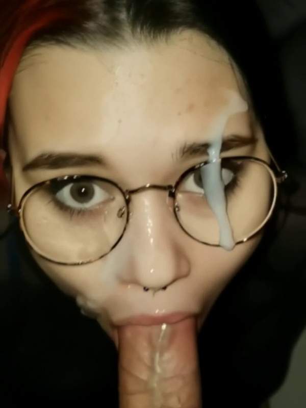 Dieser lustige Amateur Teen schluckt gierig riesigen Schwanz mit ihren Brille bereit für großen messigen Spritz ins Gesicht