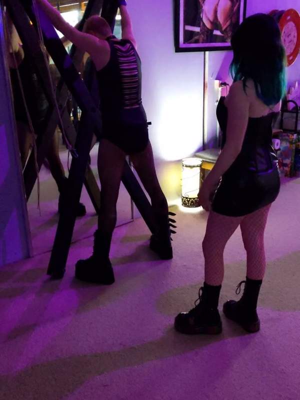 Wir haben zwei geile Kätzchen und ein BDSM Set