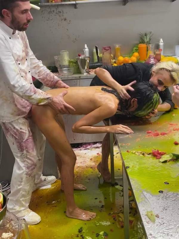 Megan Venturi - Extreme Foodfucking - Analperversion hinter den Kulissen mit Brittany Bardot Mad Bundy Meagan Venturi und Valentina Sierra