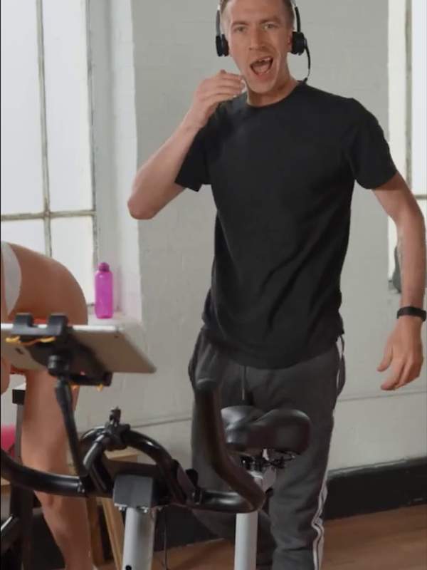 Dreier Workout - Kerl und Mädchen beim Sex im Fitnessstudio