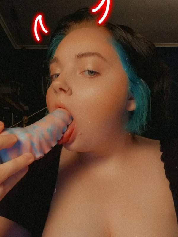 Blondes Mädchen mit blonden Haaren lutscht ihren Dildo