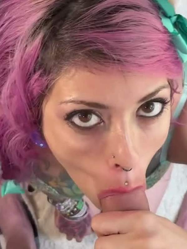 Rosa haarige Piercing schlampe schluckt Schwanz und macht sich zum Emogöttchen - ein reiner Sinnschmutz POV