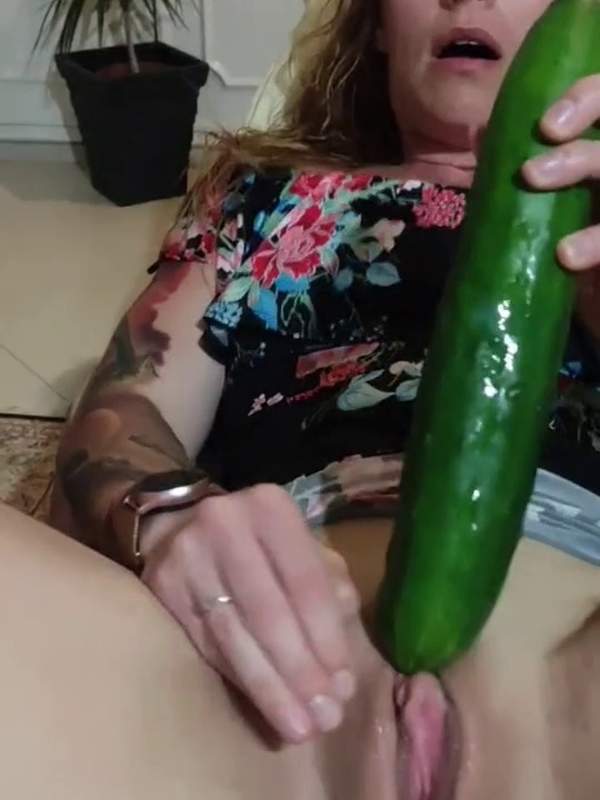 Sie hat Lust auf Gurken - ein geiles Video mit einer jungen Frau