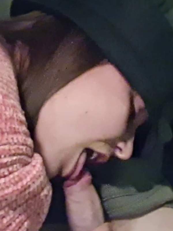 Sex und Blowjob im Auto - er reißt ihr die Strapsen und fickt sie mit dem Rock