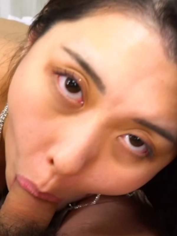 Diese asiatische Muschi Königin lutscht einen fetten Schwanz mit ihrer Zunge