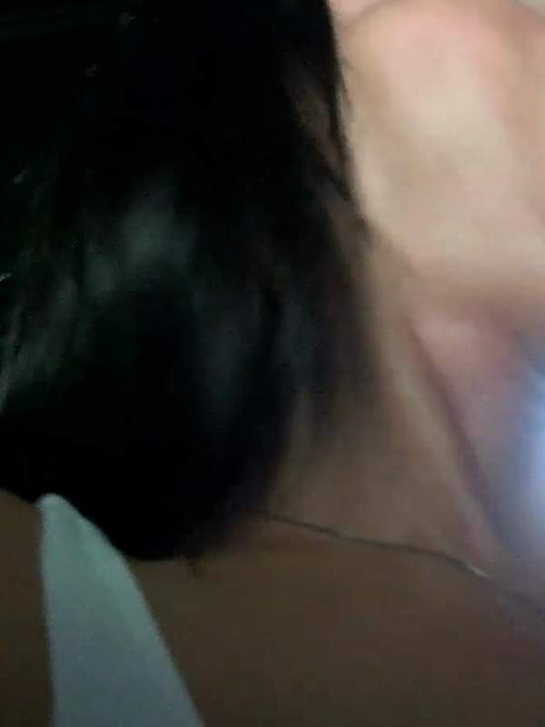 Sexy MILF bläst zwei Schwänze gleichzeitig