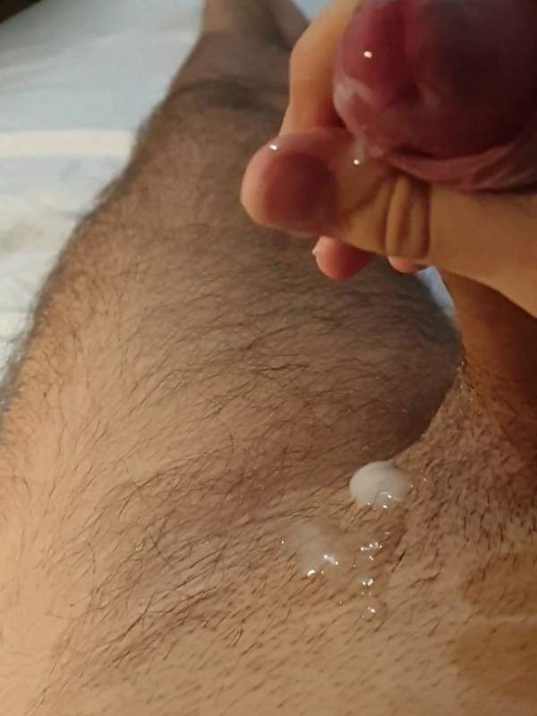 Ein Solo mit meinem harten Schwanz bis er spritzt - wer will sehen wie ich abpumpse?