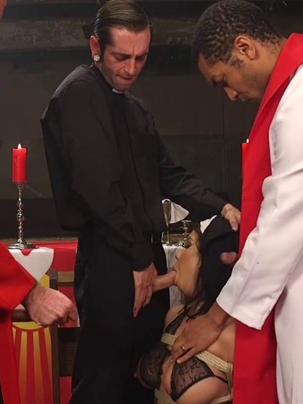 Die geile Nonne lutscht den harten Schwanz des Priesters - ein unerwarteter Gangbang in der Kirche