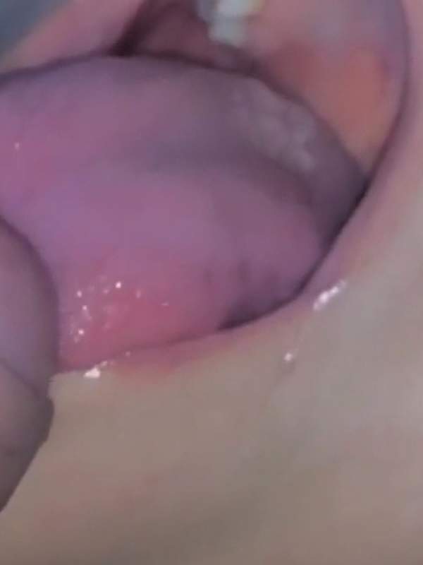 Amateur Teenie mit Zunge und Schwanz