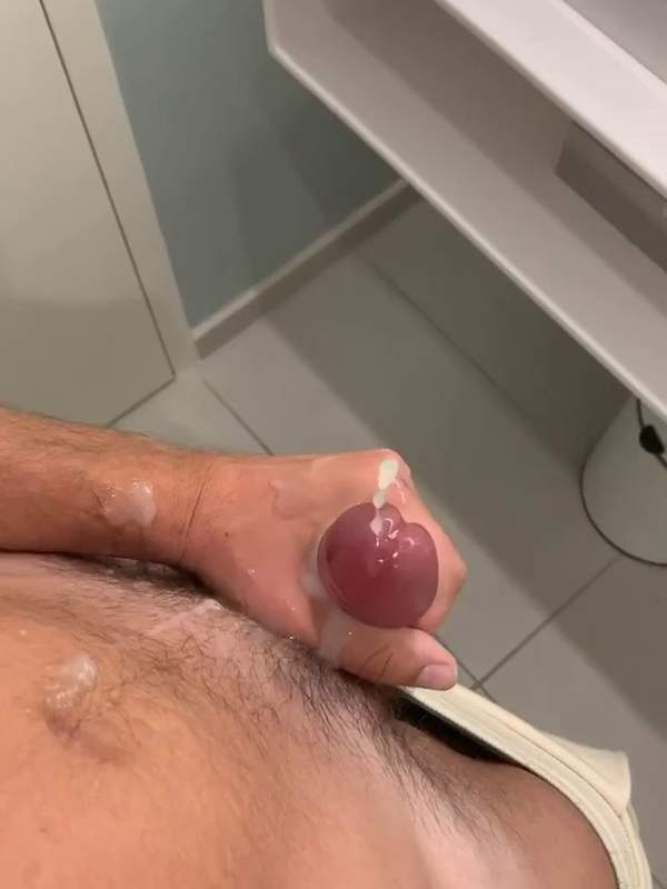 Er wird in der Toilette gefickt