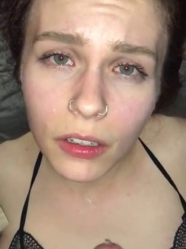 Ich habe dich beim Blasen erwischt - jetzt wird es hart! Ein geiler Closeup mit viel Sperma und vielen Piercings