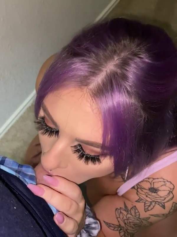 Dieser purpurhaarige Vixen gibt dir ein leckeres Blowjob - du willst jetzt auch mal dran sein