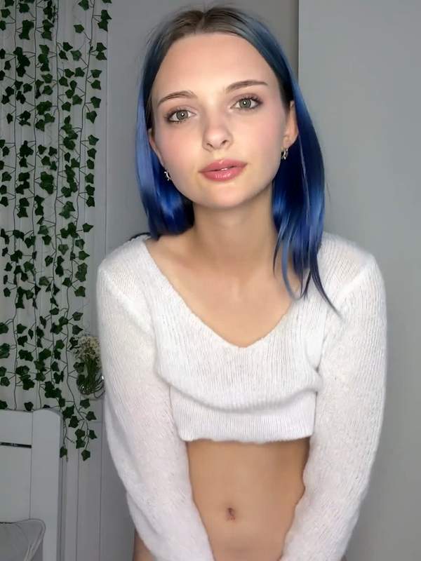 Meine OnlyFans Seite ist kostenlos - ein kleines Mädchen mit kleinen Titten