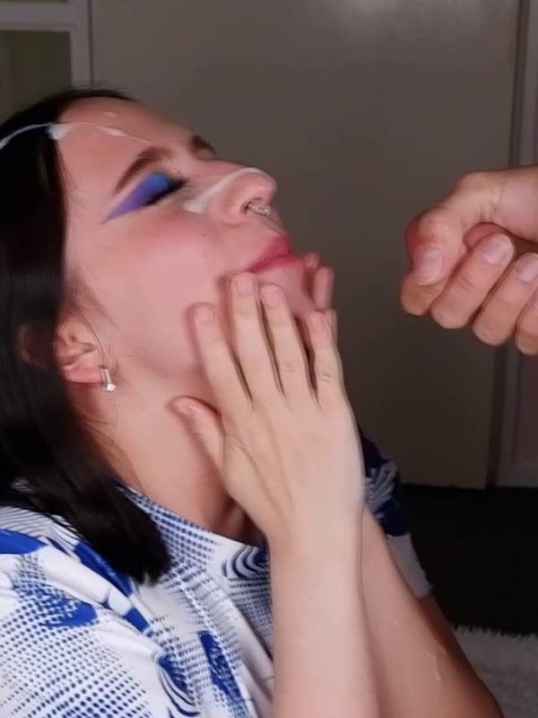 Sie ist nicht nur ein Crush sondern auch eine Ficksfantasie - sie leckt sich den Schwanz vor der Kamera und spritzt ab