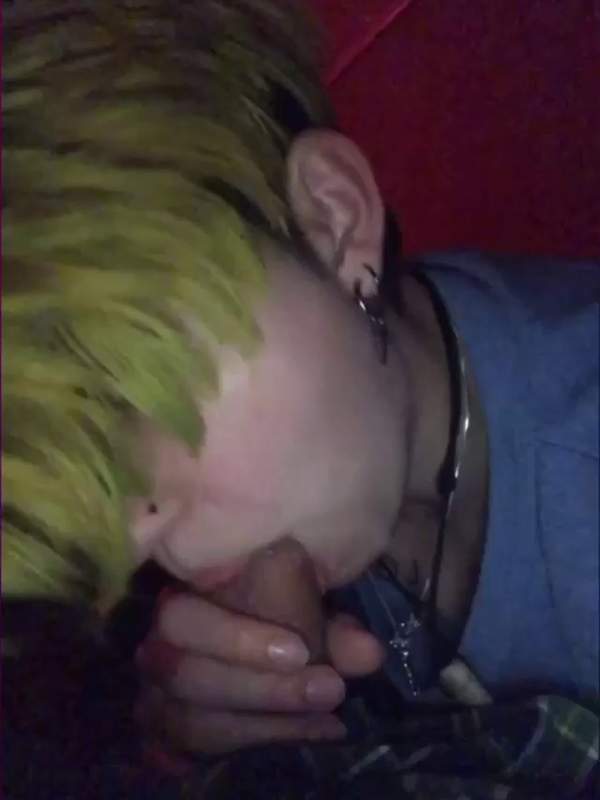 Blonde Blondine hier lutscht Schwanz wie ein Profi