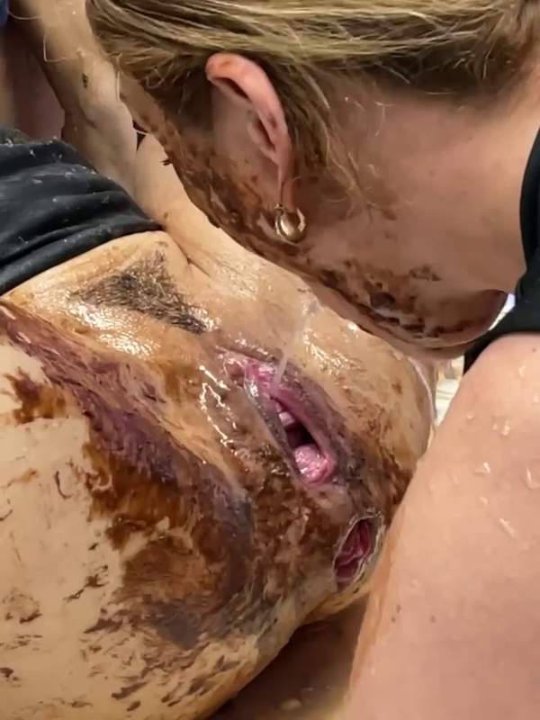 Elen Million und Julia Nord von Power Fetish Com beim Ficken mit extremem Analpiss und Pisse spielen