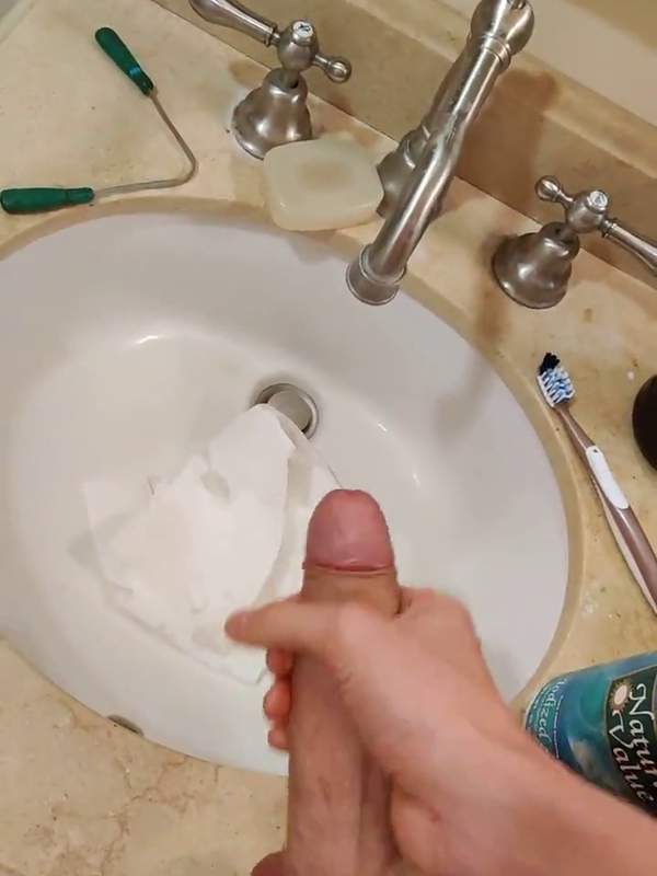 Mein Schwanz wird in diesem Badezimmer gewaschen
