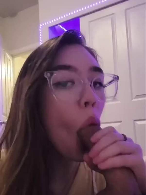 Meine nerdige Freundin mit Brille lutscht seinen Schwanz