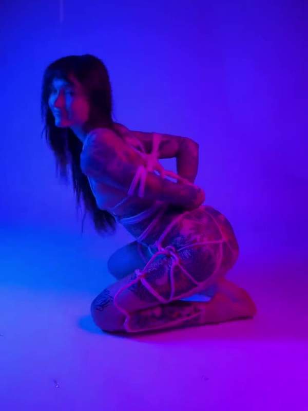 Babe mit Tattoos und kleinen Titten - Sexy Girl beim Sex mit dem Daddy