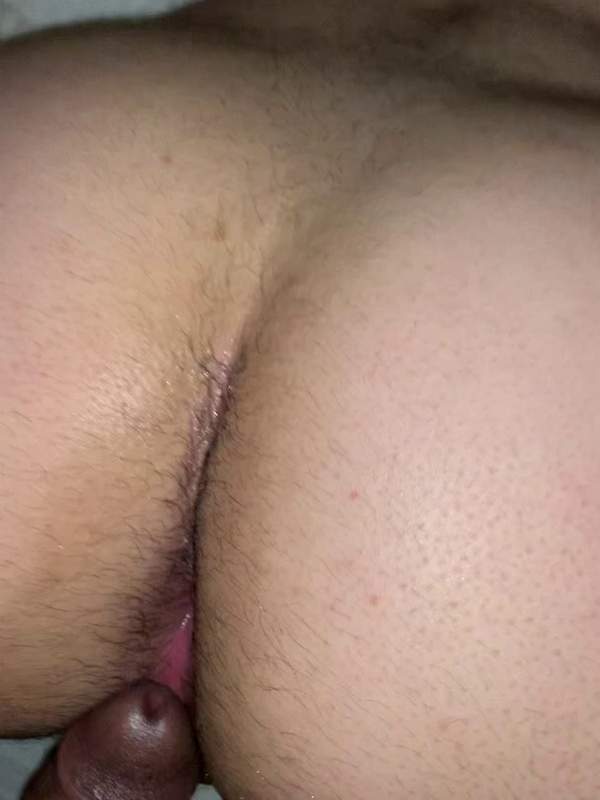 Mein süßer Arsch wird in meinem Bett gefickt
