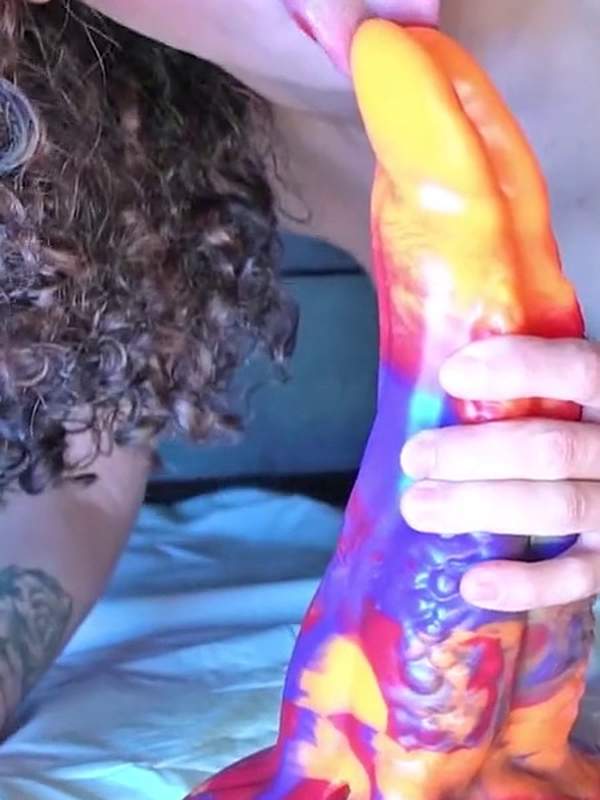 Stacy mit Brille bläst riesigen Dildo wie ein Profi
