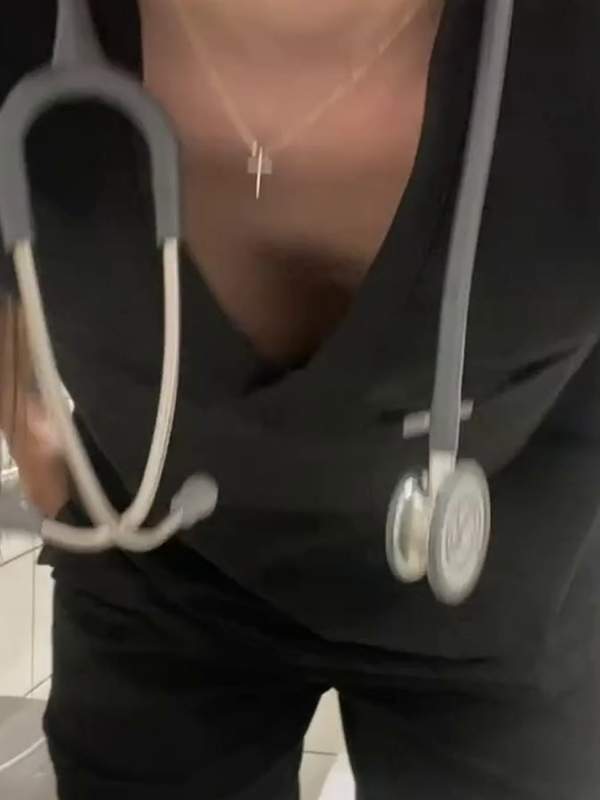 Teen Krankenschwester mit geilen Titten reitet ihren Patienten