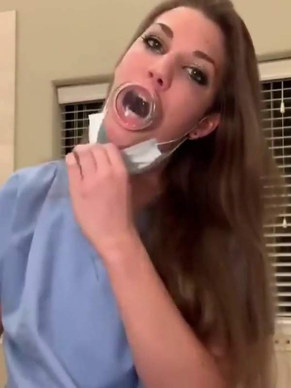 Suckin' einen Dildo während du mit dem Gesicht Maske abgeleckt wird