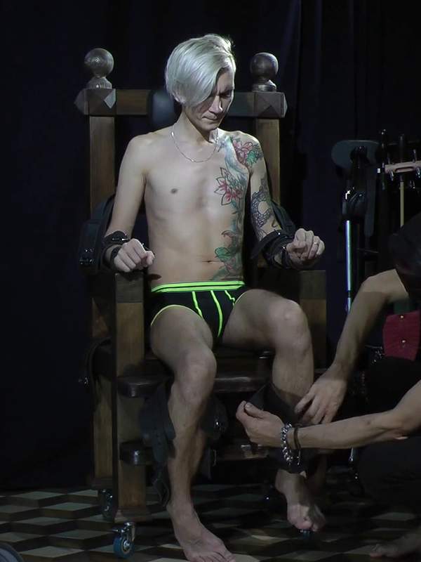 Nicky Bondage und ihr Neckschlag - ein geiles Gaysexvideo mit tiefem Schlucken