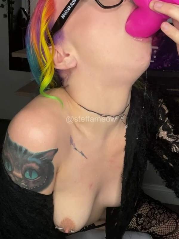 Ich lutsche meinen rosa Spielzeug mit meinem Regenbogen Haarschopf und sexy Brille
