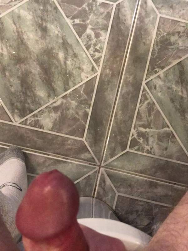 Ein Mann genießt seinen Solo auf dem Toilettenstuhl