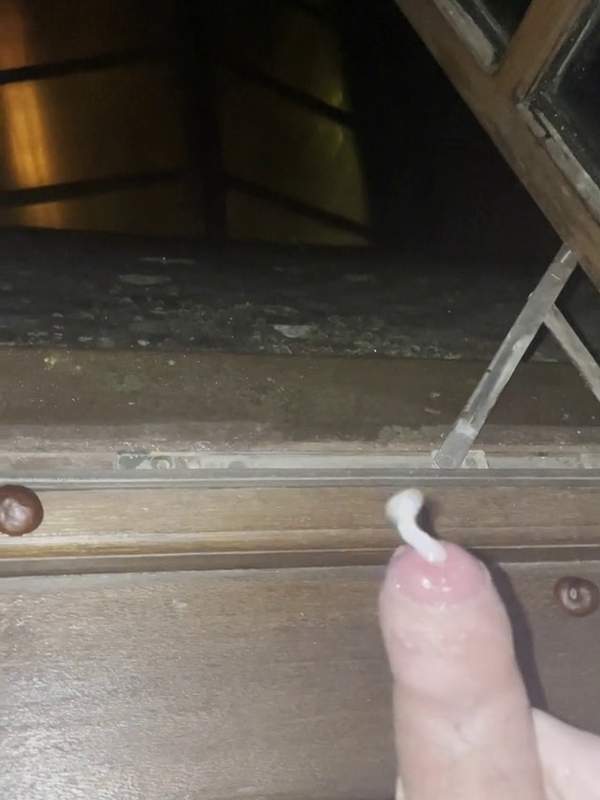 Ich kann nicht widerstehen dem Abspritzen - ich habe meinen harten Schwanz in der Hand und bin bereit für ein spritzendes Ende. Fenster hochgezogen, Höschen runter