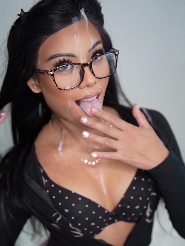 Stunning brünette mit Brille bekommt ihr Gesicht vollgespritzt