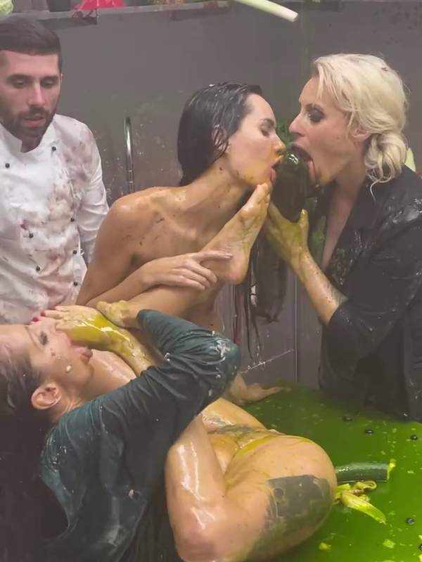 Eine Menge schwanzgeile Frauen ficken wild in der Küche - nichts wie kochen und ficken