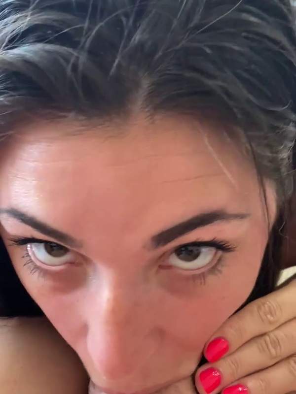 Ich habe dieses geile MILF beim tiefen Durchlecken gefilmt - ihr Finger sind auch geil!