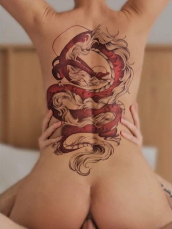 Yakuza Frau reitet ihren Schwanz hart Anal