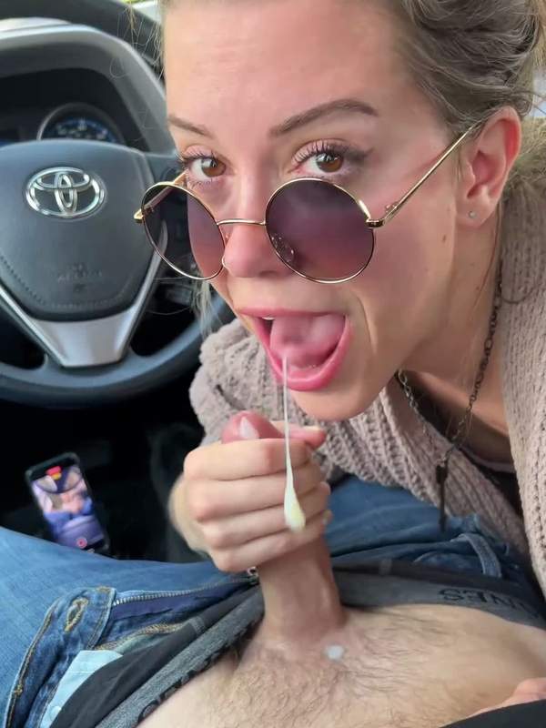 MILF mit Brille lutscht Schwanz des Autofahrers