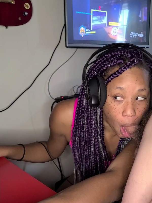 Hier ist deine gefesselte Prinzessin mit dem Controller in der Hand und dem Schwanz in der anderen