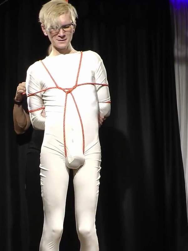 Nicky - Mental Humiliation - ein gefesselter Kerl