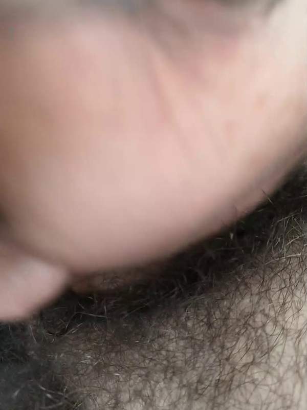 Ein Mädchen lutscht ihren Haartrockner wie ein Profi