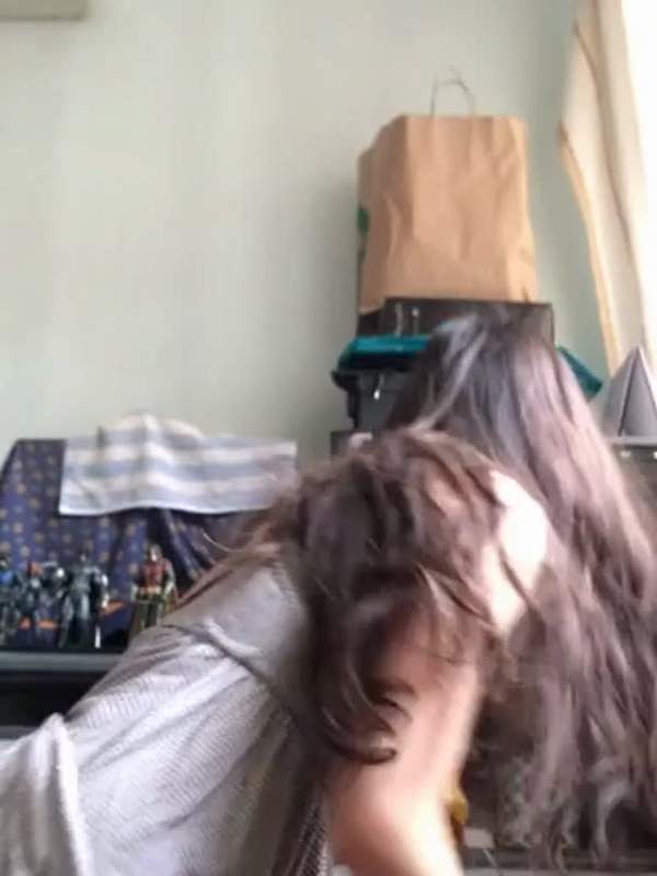 Asiatin reitet in privatem Zimmer - Amateursex