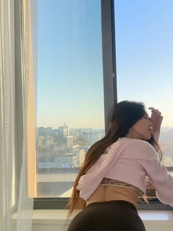 Absolut verführend und elegant - ein geiles Mädchen mit dicken Titten